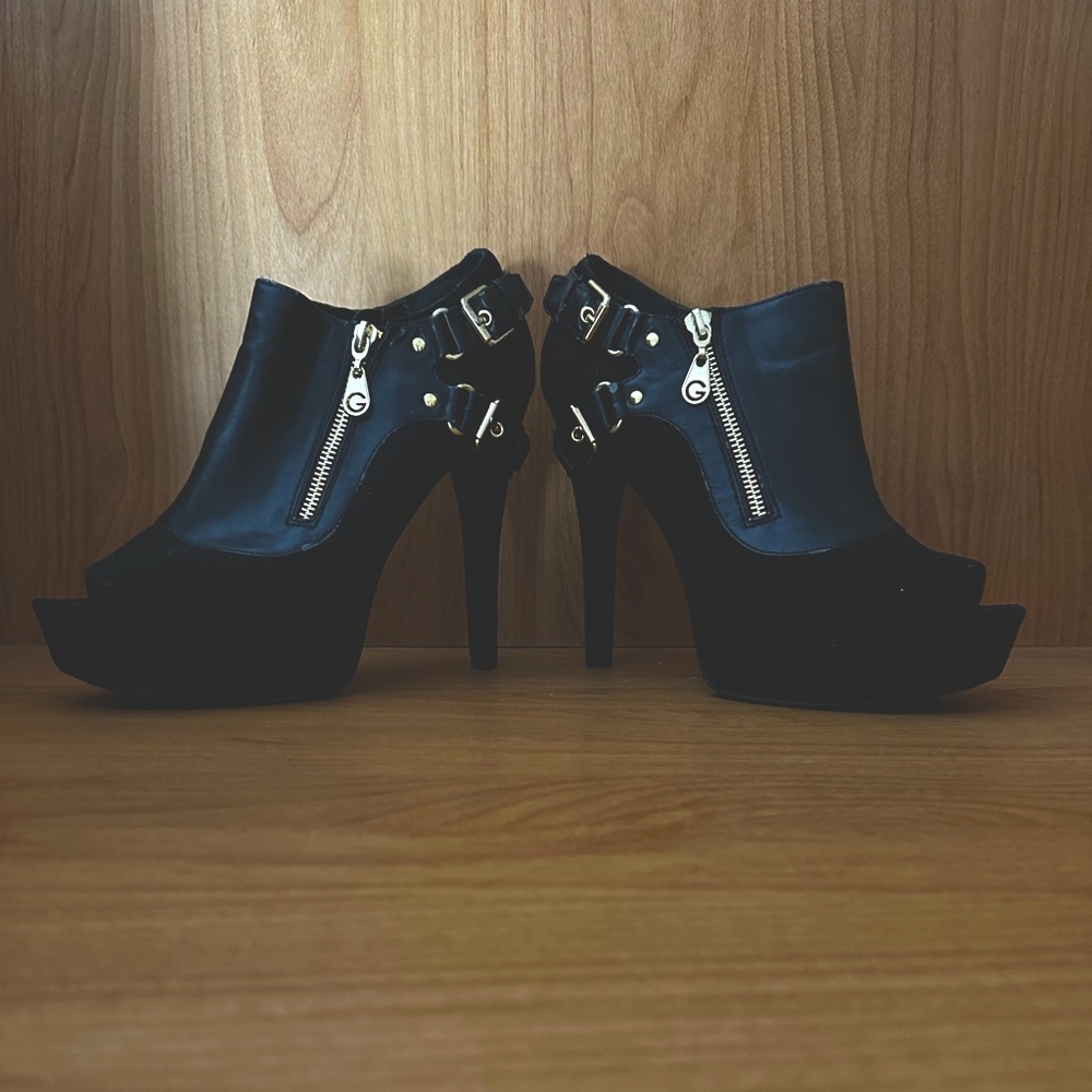 Women’s black Guess heels